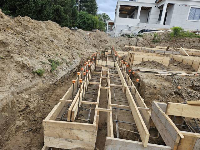 Reinforced footing runs stepping with the grade