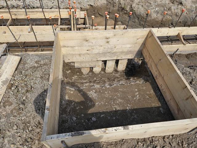 Deep pad footing with dowels ready for the pour