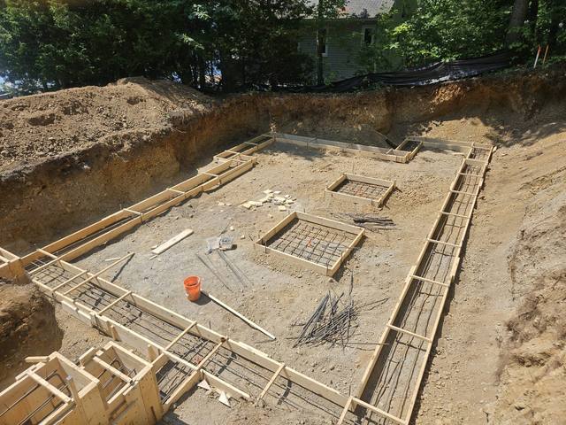 Level footing tops emerging from irregular stone
